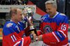Президент России Владимир Путин и президент Ночной Хоккейной Лиги Александр Якушев после гала-матча турнира Ночной хоккейной лиги.