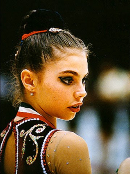 Алина начала заниматься художественной гимнастикой в три с половиной года. И уже в возрасте 15 лет, через два года после начала выступлений за сборную России, гимнастка выиграла чемпионат Европы в 1998 году.