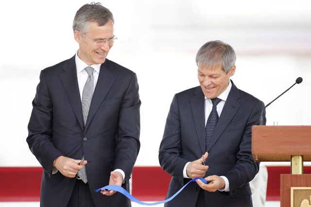 Генеральный секретарь НАТО Йенс Столтенберг и румынский премьер-министр Дачиан Чолош на церемонии открытия системы ПРО в Девеселу на юге Румынии.