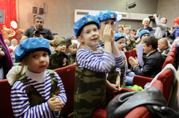 Зрители в зале - детсадовцы и младшие школьники аплодировали своим ровесникам, выступавшим на сцене.