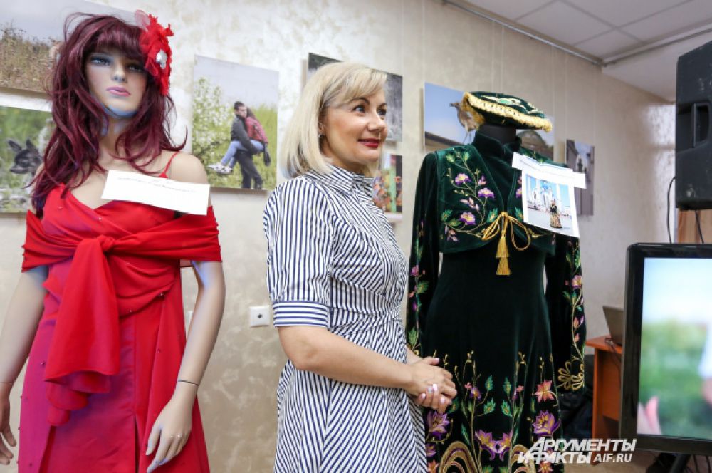 Айгуль Бариева со своими сценическими костюмами.