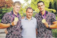Юрий Постригай (крайний слева) и Александр Дьяченко (крайний справа) - первые в истории России олимпийские чемпионы на байдарках-двойках. Постригай теперь выступает за наш регион.