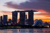 В 1960-х Сингапур представлял собой маленькую бедную страну, которой приходилось импортировать даже пресную воду и строительный песок, две трети населения жили в трущобах чайна-тауна. Но уже в 1985-м от этих нищих районов ничего не осталось: город взялся за скоростное жилое строительство, и уже в следующее десятилетие Сингапур вошёл в десятку самых богатых государств мира.