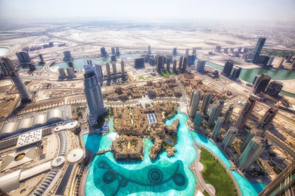Дубаи — удивительное место посреди пустыни, в котором достижения научно-технического прогресса переплелись с древнейшей культурой. Одним из самых амбициозных проектов эмиратов стали искусственные острова: Пальм, архипелаги «Мир» и «Вселенная».
