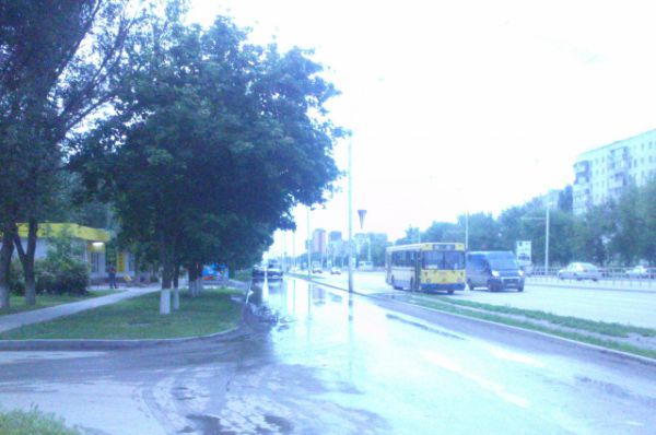 13 мая. Проспект Строителей после дождя. С остановки на автобус люди должны идти через огромную лужу.