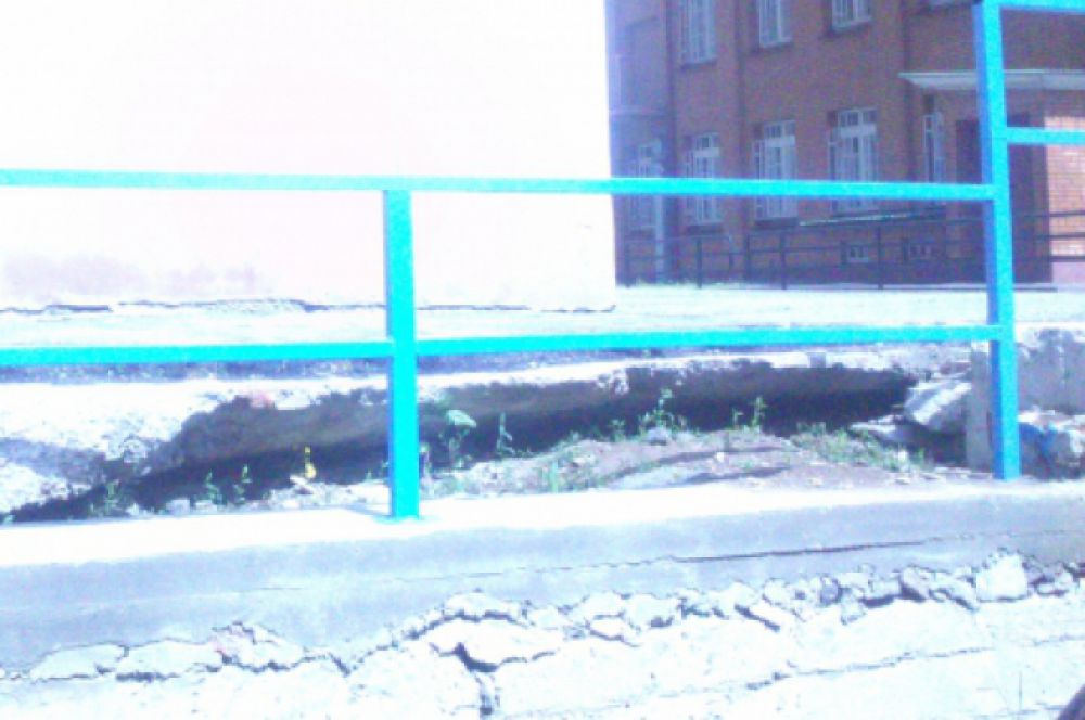 12 мая. Тротуар у здания прокуратуры по пр. Строителей, 3.