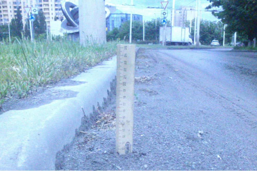 13 мая. Уровень грязи на главной магистрали города зашкаливает. Линейка вошла в неё на 10 сантиметров.