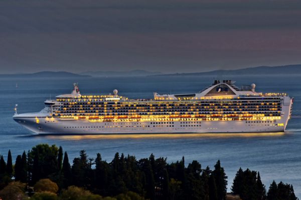 MS Grand Princess. Длина — 289,86 метров, ширина — 35,97 метров. Круизное судно, принадлежащее компании Carnival Corporation & plc и находящееся под управлением туристической компании Princess Cruises. 