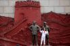 Девочка делает селфи с памятником Председателю Мао Цзэдуну и бывшему генералу Чжу Дэ.