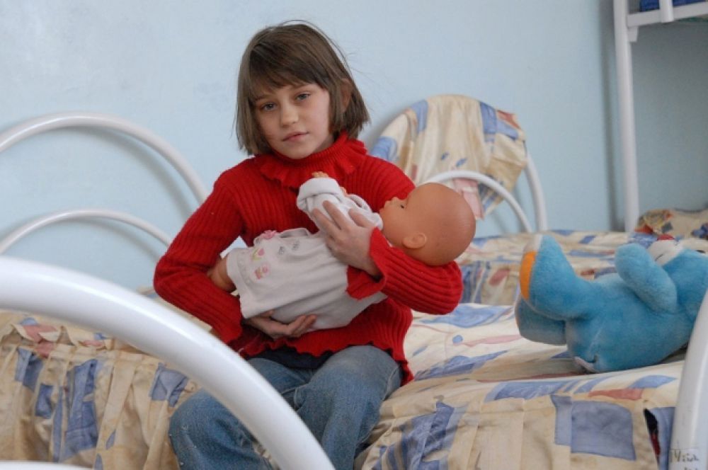 Сегодня в детских домах Ростовской области содержаться около двух тысяч детей-сирот и оставшихся без попечения родителей.