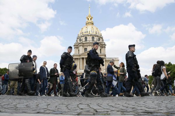 Французские профсоюзы назвали данный законопроект «историческим регрессом» и призвали правительство отказаться от него.