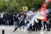 Шествие сопровождалось беспорядками – протестующие кидали в полицию камни и петарды, а сотрудники правоохранительных органов отвечали им слезоточивым газом. 