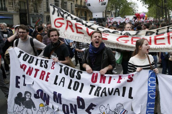 Тысячи человек собрались в Париже, чтобы вновь выразить свой протест в связи с принятой на прошлой неделе реформой трудового законодательства.