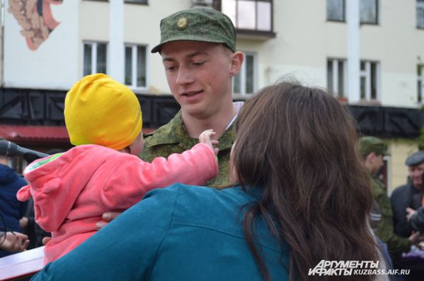 Только 15 минут дали будущим солдатам, чтобы обнять и поцеловать самых близких. За год повзрослеют не только парни, но их маленькие братишки и сестрёнки.