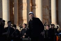 Такое бывает раз в жизни. Валерий Гергиев дирижирует оркестром в Пальмире.