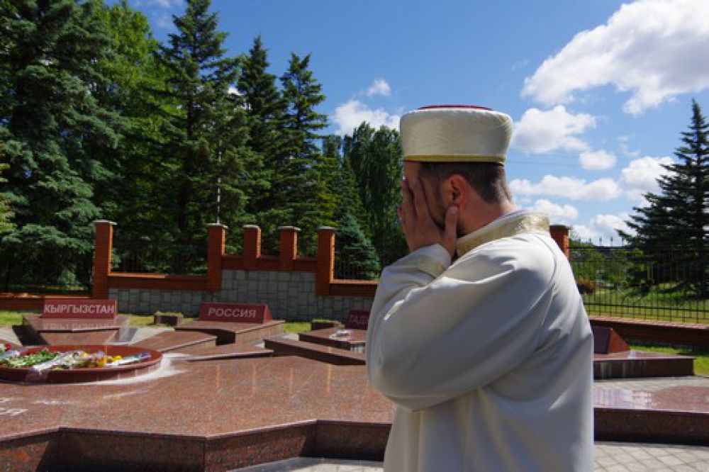 В мае-июне 1944 года с территории полуострова были депортированы 188 тысяч крымских татар, 11 тысяч армян, 12 тысяч болгар, 14 тысяч греков