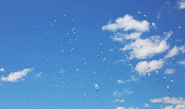 В небо выпустили сотни шаров голубого цвета, символизирующих мирное небо