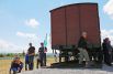 Первая очередь мемориала представляет собой грузовой вагон, в котором вывозили людей во время депортации. 