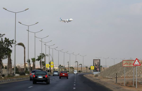 Самолет, принадлежащий компании EgyptAir, заходит на посадку в аэропорт Каира.