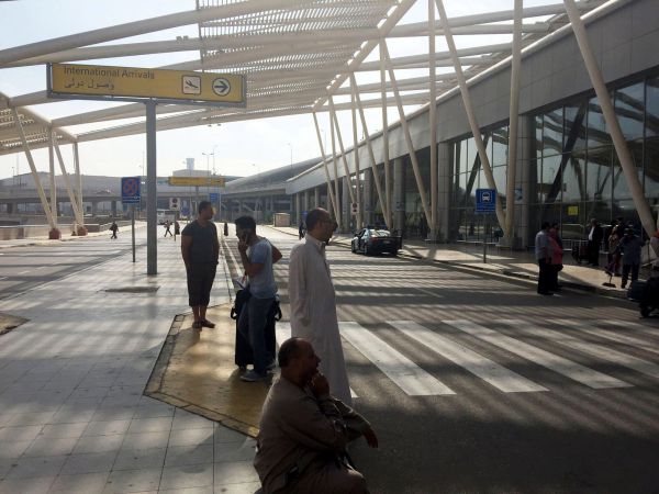 Пассажиры около терминала прилета в аэропорту Каира.