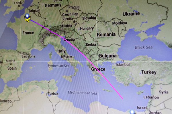 Самолет, летевший из Парижа в Каир, пропал с радаров через двадцать минут после захода в воздушное пространство Греции.