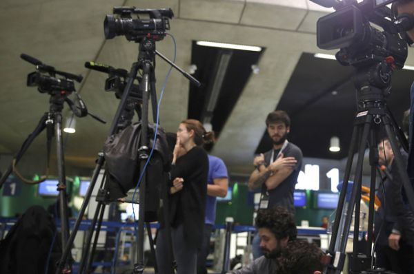 Журналисты возле стойки компании EgyptAir в аэропорту «Шарль де Голль» в Париже.