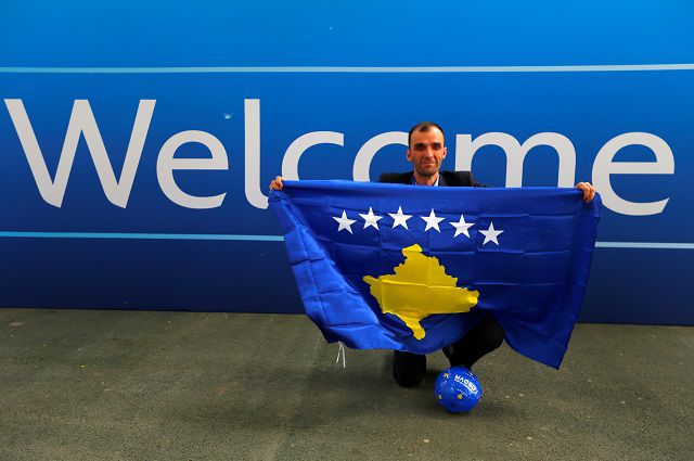Представитель Косово празднует включение страны в ФИФА. 
