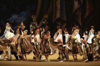 Сцена из балета Александра Глазунова «Раймонда» в обновленной постановке Юрия Григоровича на сцене Государственного академического Большого театра (ГАБТ) в Москве.
