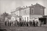 Учащиеся возле здания реального училища по улице Ивановской (ныне Труда). Снимок сделан до 1902 года