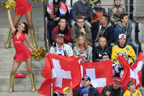 Болельщики в матче группового этапа чемпионата мира по хоккею между сборными командами Швейцарии и Швеции.