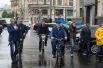 К зданию Госдумы Владимир Жириновский подъехал на велосипеде со стороны Тверской улицы, удивив своим появлением сотни людей.