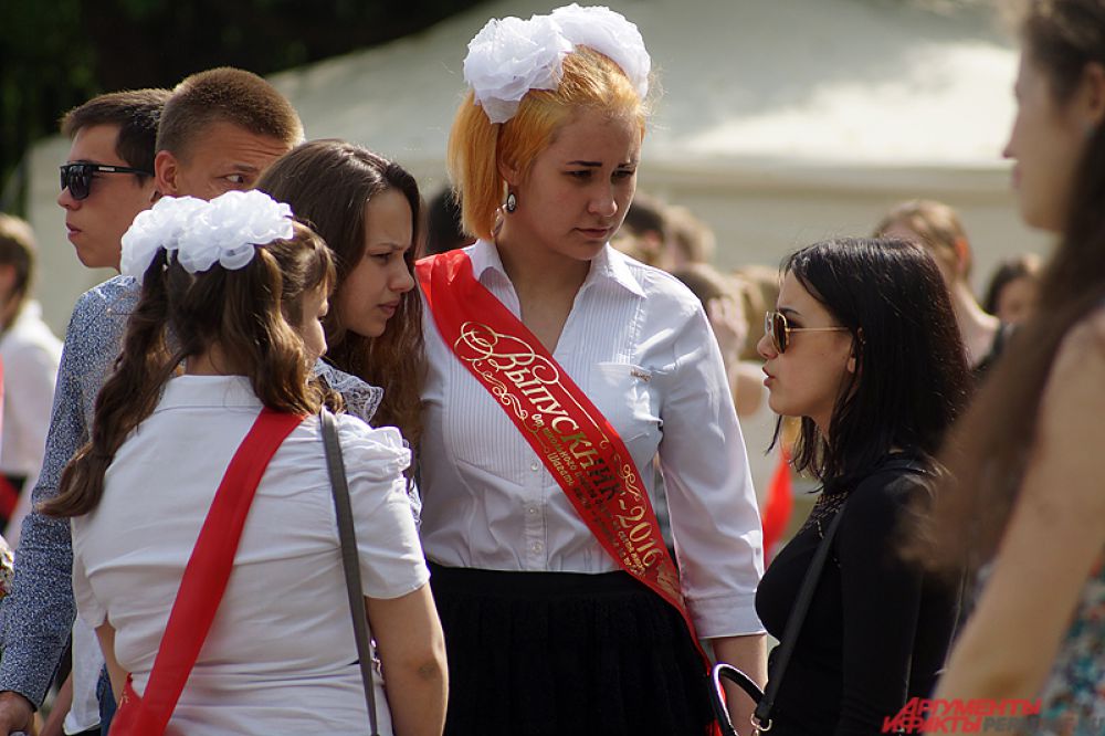 После торжественной части школьники отправились гулять по городу.