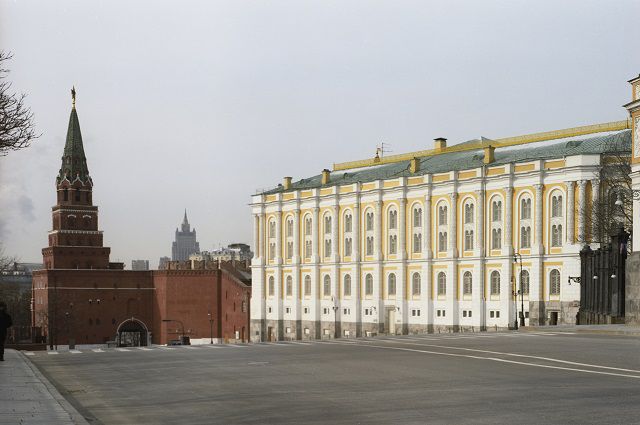Боровицкий холм - въезд в Московский Кремль.