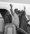 Визит в СССР Президента США Ричарда Никсона с супругой Патрицией. Президентская чета на трапе самолета.