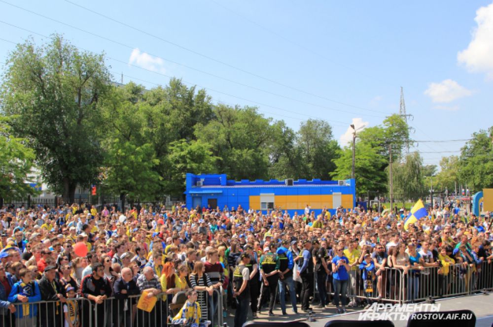 Ростовчане пришли на стадион, чтобы сказать «спасибо!» футболистам за блестяще проведенный сезон – 2-е место и завоевание права выступать в Лиге Чемпионов Европы.