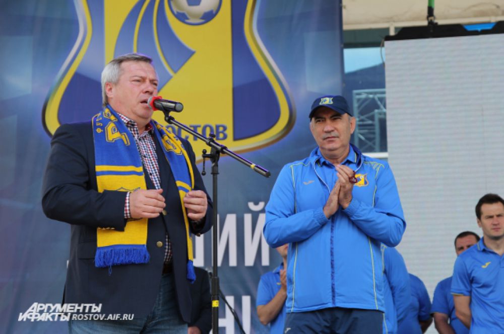 Губернатор Василий Голубев поздравил всех с историческим результатом, особо он благодарил наставника ростовчан Курбана Бердыева.