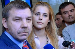 Главный тренер сборной России по хоккею Олег Знарок и его дочь Алиса.