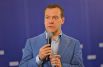 22 мая в Крыму, как и во всей России, проходил праймериз. В этот день Медведев приехал в Севастополь, чтобы встретиться со всеми региональными участниками предварительного голосования