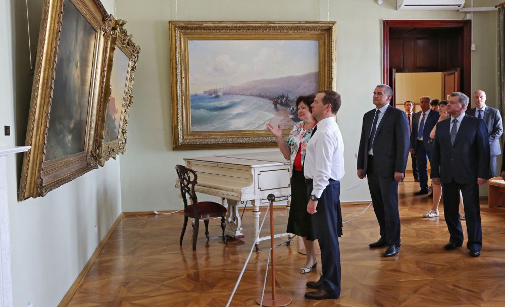 Понедельник был посвящен вопросам культуры. Медведев посетил картинную галерею имени И.К.Айвазовского и литературно-мемориальный музей Александра Грина в Феодосии.