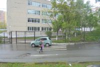 В Лениском районе переход к школе закрыла малолитражка... 