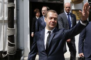 Председатель правительства РФ Дмитрий Медведев (на первом плане) после посещения Феодосийского литературно-мемориального музея А. С. Грина в ходе рабочей поездки в Крымский федеральный округ.