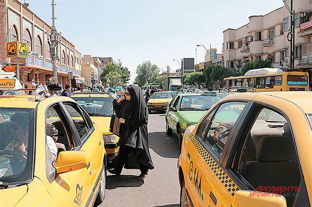 Водители такси в Иране ждут обвала цен на бензин.