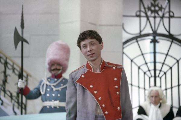 Актёр Олег Даль в роли солдата. Кадр из художественного фильма «Сказки Андерсена», 1968 год. 