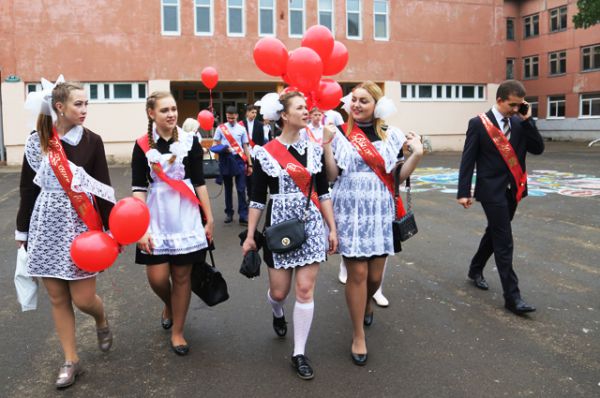 Выпускники после праздника «Последний звонок» в гимназии № 7 приморского города Арсеньева.