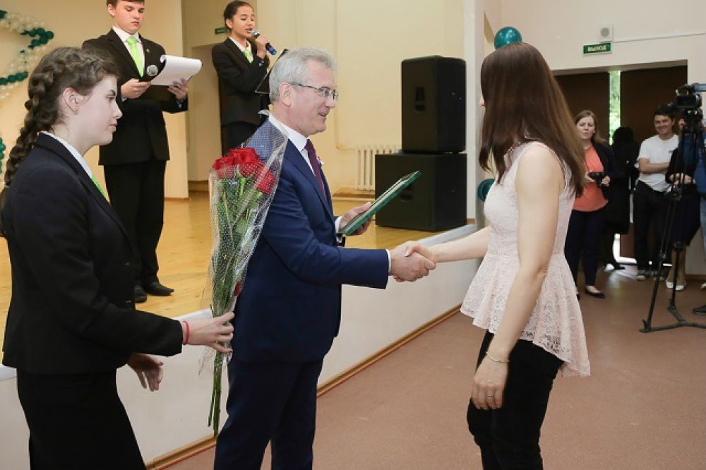 Лучших учеников поздравил губернатор.