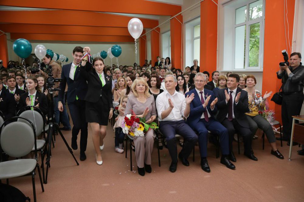 Последний звонок - здесь не носят на плечах первоклассниц!