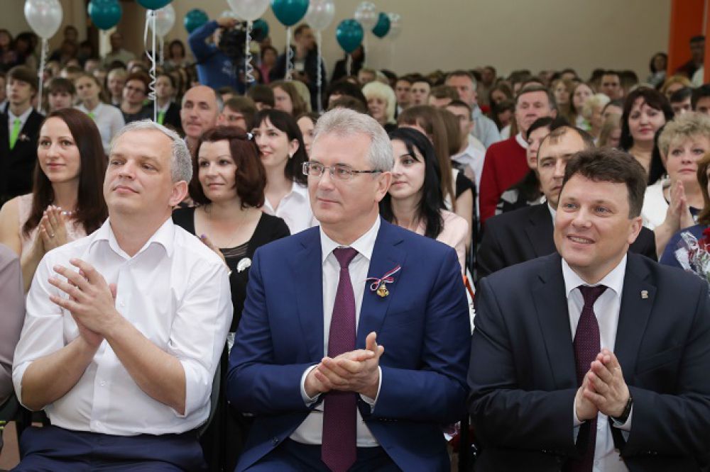 Когда тебе аплодируют директор, губернатор и министр...