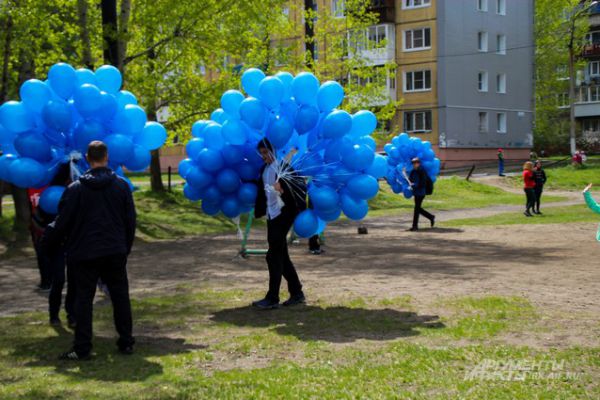 Голубые шары принесли в акцию особенную краску.