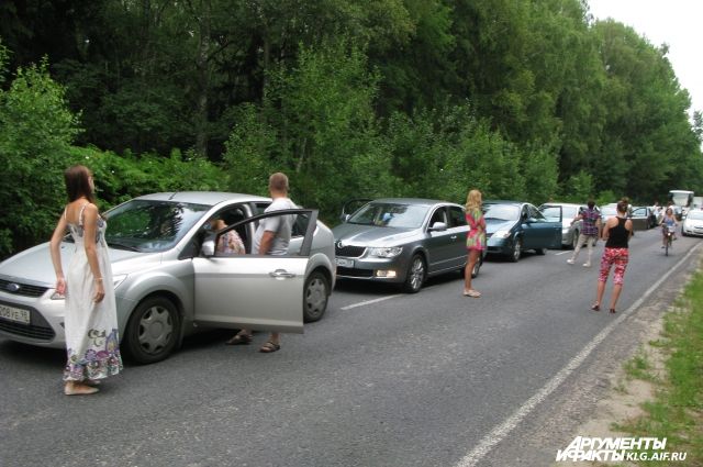 На дороги от Зеленоградска до КПП на Куршской косе запретили парковку авто.