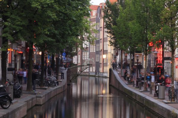 Мост. Первый восьмиметровый пешеходный мост, построенный прямо в воздухе методом 3D-печати, появится в 2017 году в Амстердаме. Его строительством занимается голландская компания MX3D.